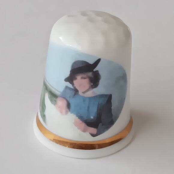 Vintage 1984 Bone China Prince Henry Birth, Queen and Family Set of 3 Thimbles - Picture 5 of 7